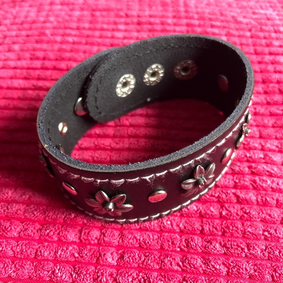 🙌🏻 Cuff Bracelet with Studs - Picture 5 of 6